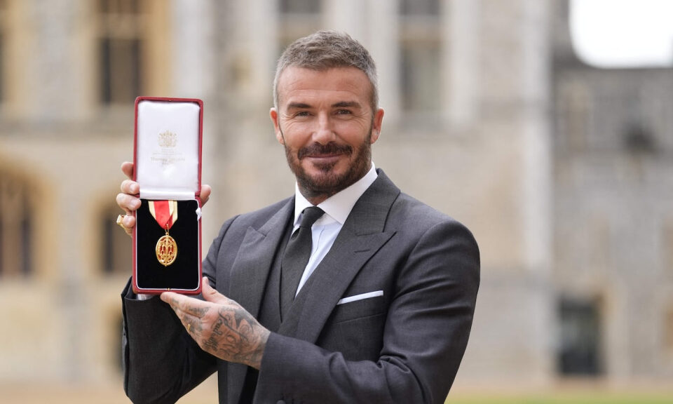 El momento en el que David Beckham es nombrado caballero por el rey Carlos III