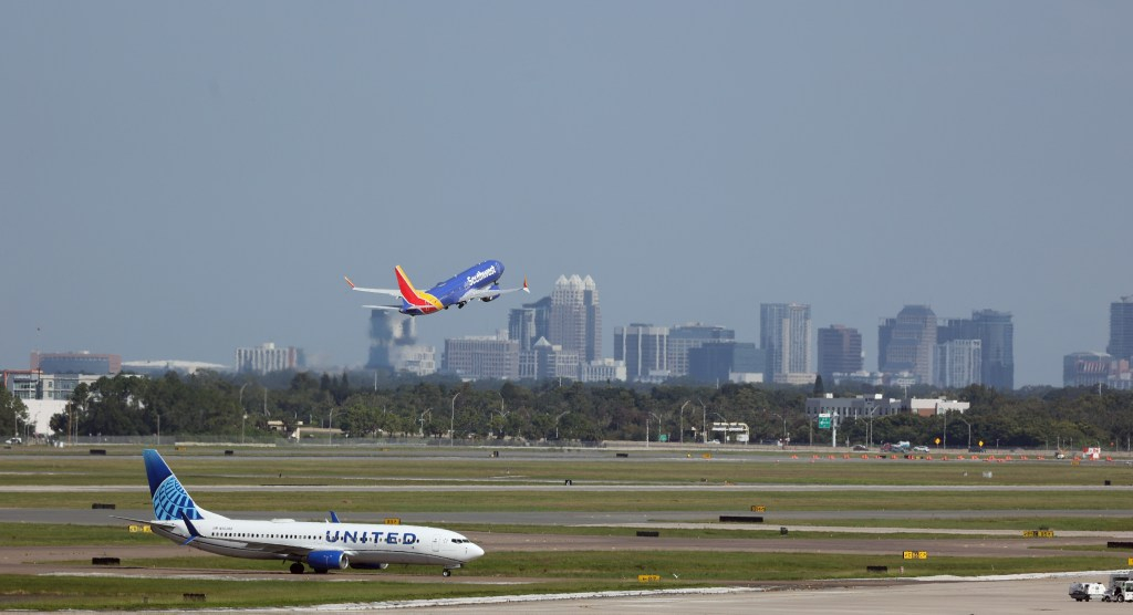 Orlando International en la lista de aeropuertos que enfrentan reducciones de vuelos