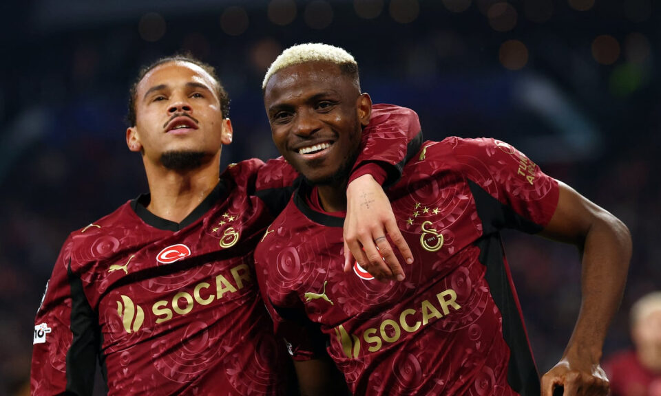 Osimhen desnuda a un Ajax indigno