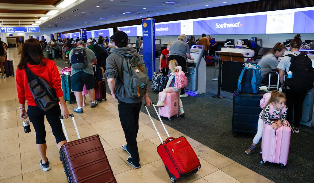 ‘Va a afectar al turismo’: los recortes de vuelos comienzan a afectar al aeropuerto de Orlando