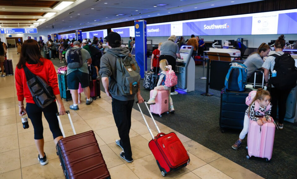 ‘Va a afectar al turismo’: los recortes de vuelos comienzan a afectar al aeropuerto de Orlando