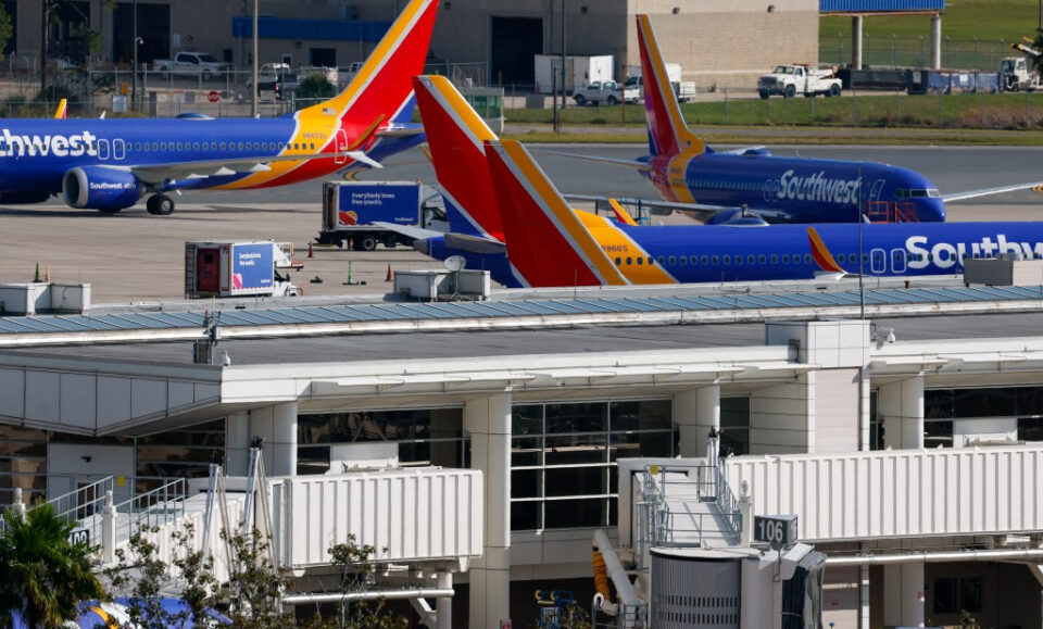 Más vuelos dentro y fuera de Orlando cancelados y retrasados ​​en el segundo día de cortes de tráfico aéreo en todo el país