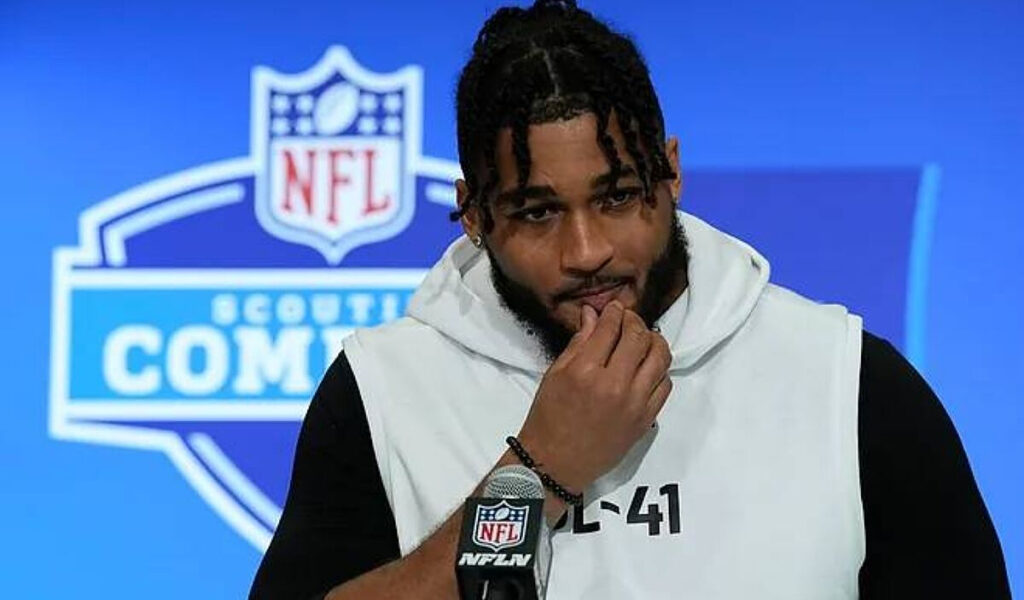 El homenaje de Marshawn Kneeland a su madre fallecida y la urna con sus cenizas que le acompa hasta su muerte