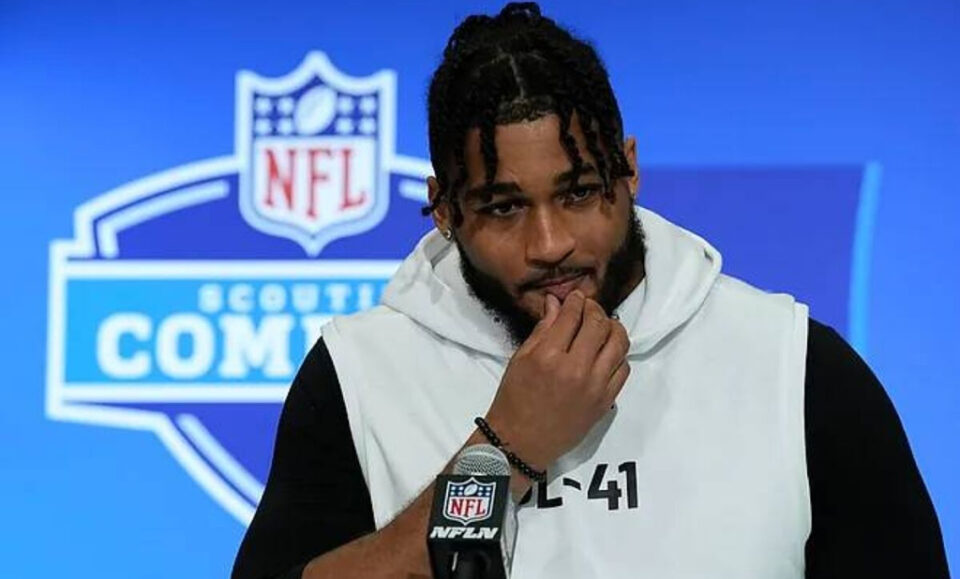 El homenaje de Marshawn Kneeland a su madre fallecida y la urna con sus cenizas que le acompa hasta su muerte