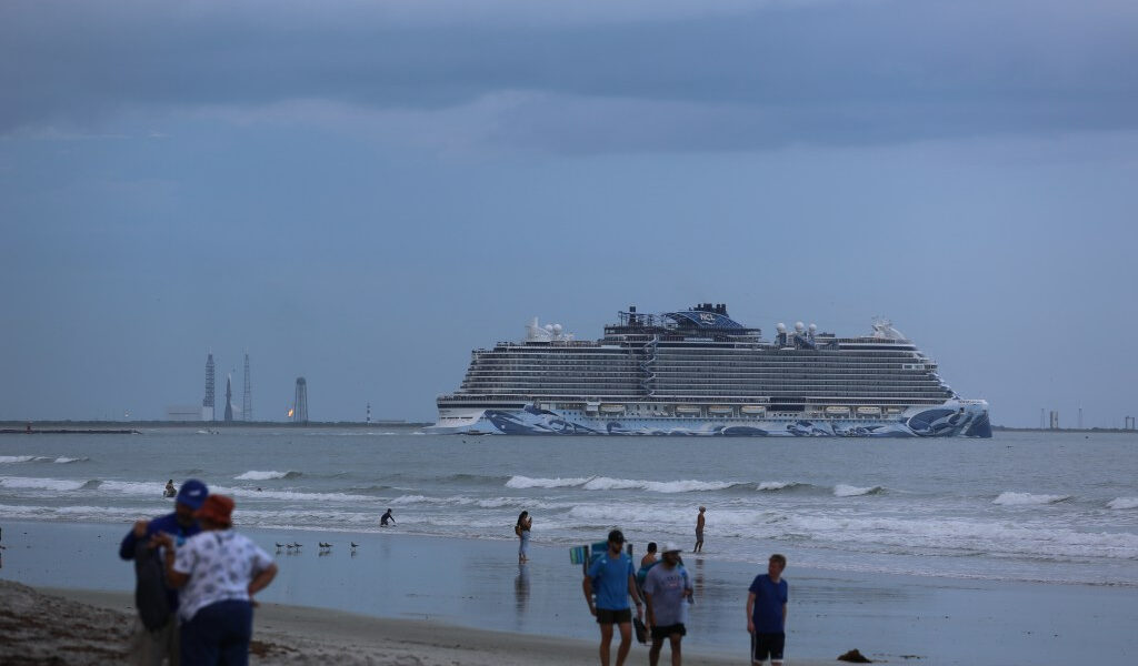 Problemas con el clima, los cruceros y la plataforma retrasan el intento de lanzamiento de Blue Origin en New Glenn