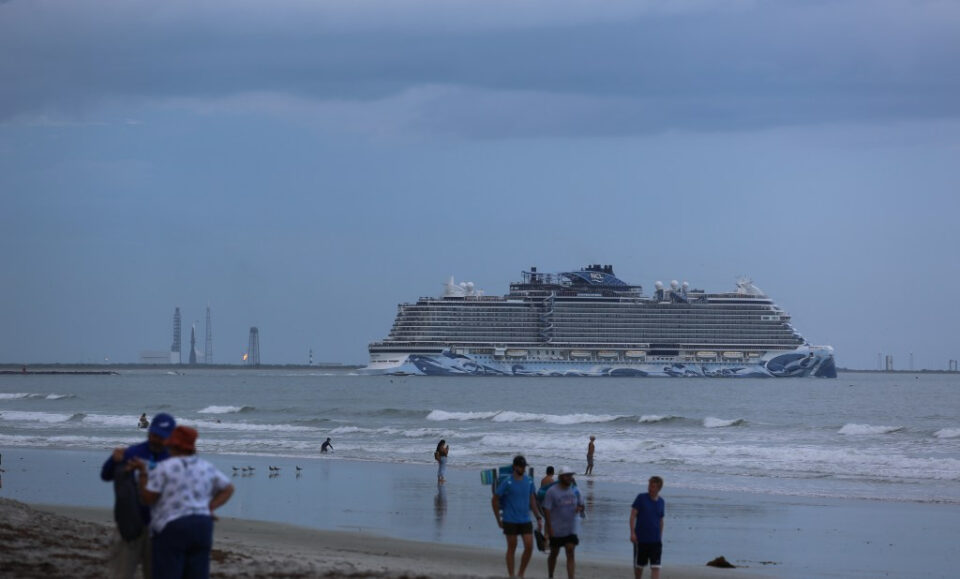 Problemas con el clima, los cruceros y la plataforma retrasan el intento de lanzamiento de Blue Origin en New Glenn