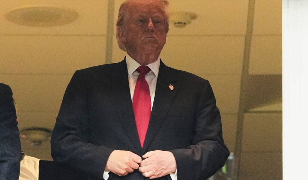 Donald Trump hace historia con Commanders en la NFL y se lleva ‘colosal’ abucheo