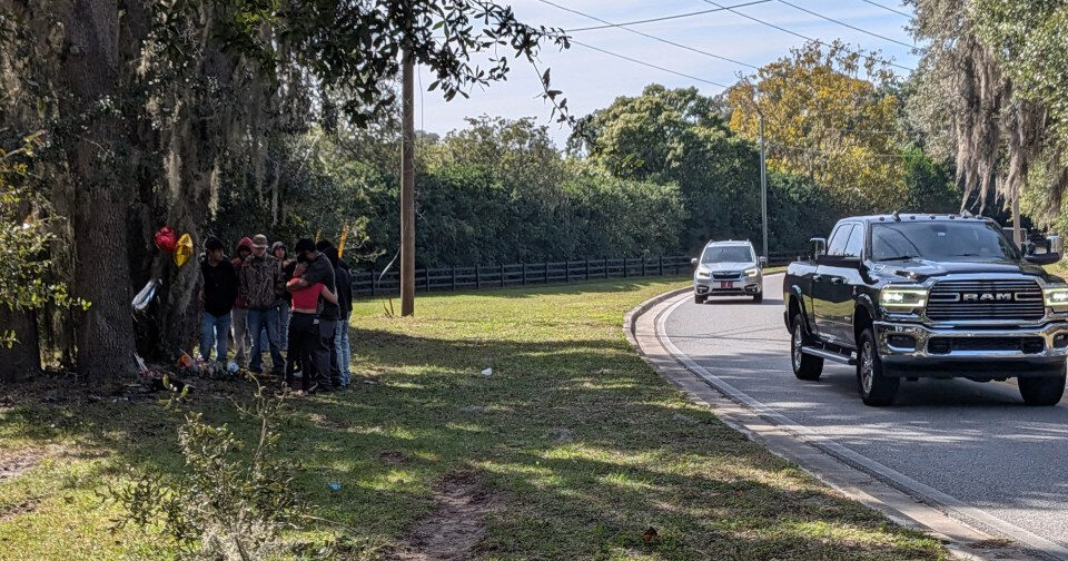 La comunidad de Apopka está de luto y ofrece apoyo después de que 3 adolescentes murieran cuando una camioneta chocó contra un árbol