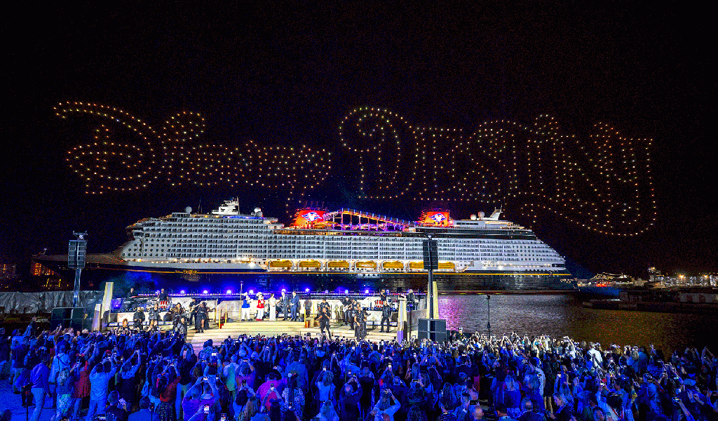 El crucero Disney Destiny, con sede en Florida, es bautizado con magia de espectáculo de drones