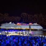 El crucero Disney Destiny, con sede en Florida, es bautizado con magia de espectáculo de drones