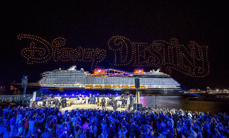 El crucero Disney Destiny, con sede en Florida, es bautizado con magia de espectáculo de drones