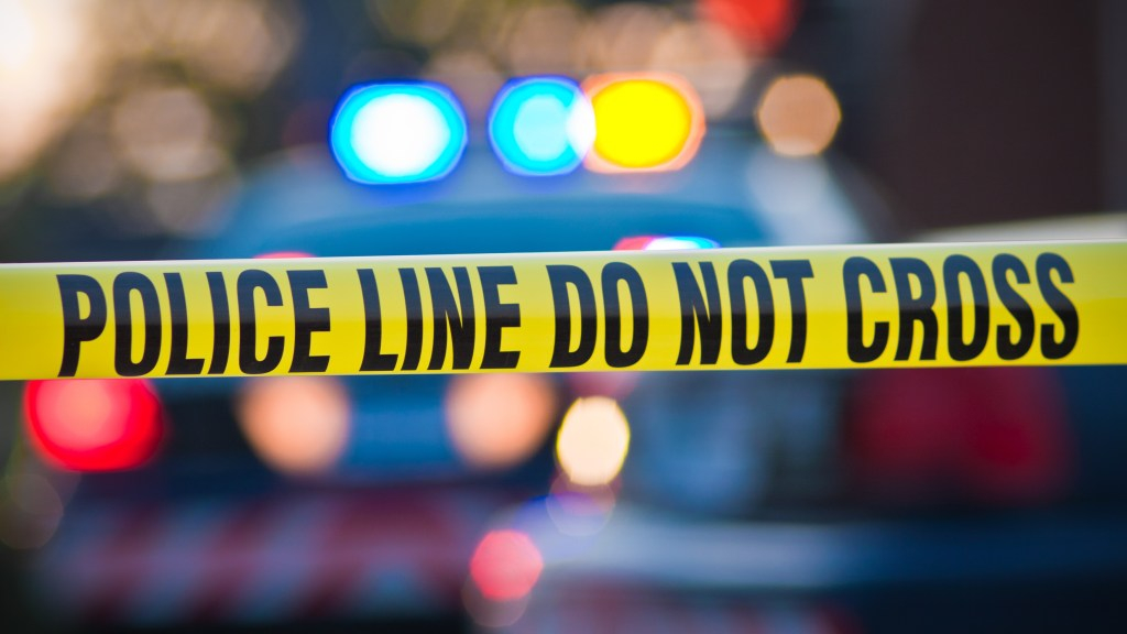 OPD: Un muerto después de intentar cumplir una orden judicial por drogas en una tienda de tatuajes