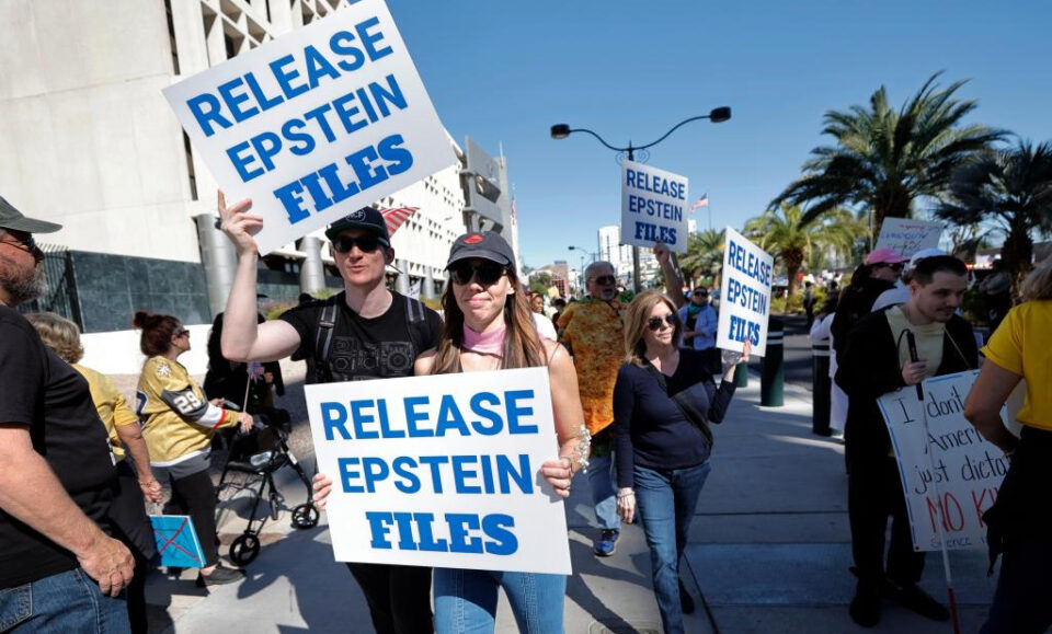 A la inversa, Trump dice que los republicanos de la Cámara de Representantes deberían votar para liberar los archivos de Epstein