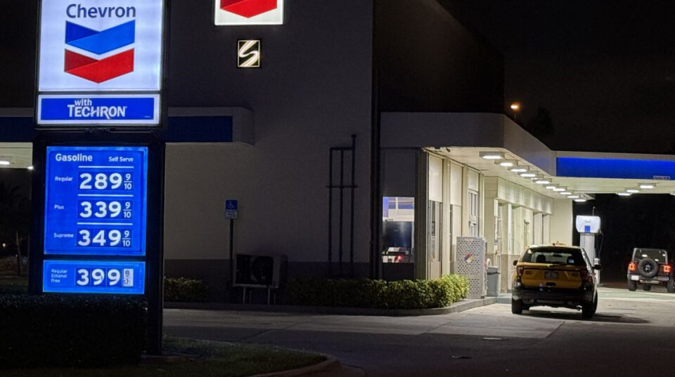 Gasolina en Florida se sitúa en $2.92 por galón tras semana de fuertes altibajos, según AAA