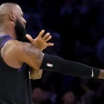 LeBron James muestra una versión adaptada en su regreso a los Lakers | Sporting News Argentina
