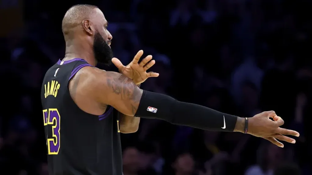 LeBron James muestra una versión adaptada en su regreso a los Lakers | Sporting News Argentina