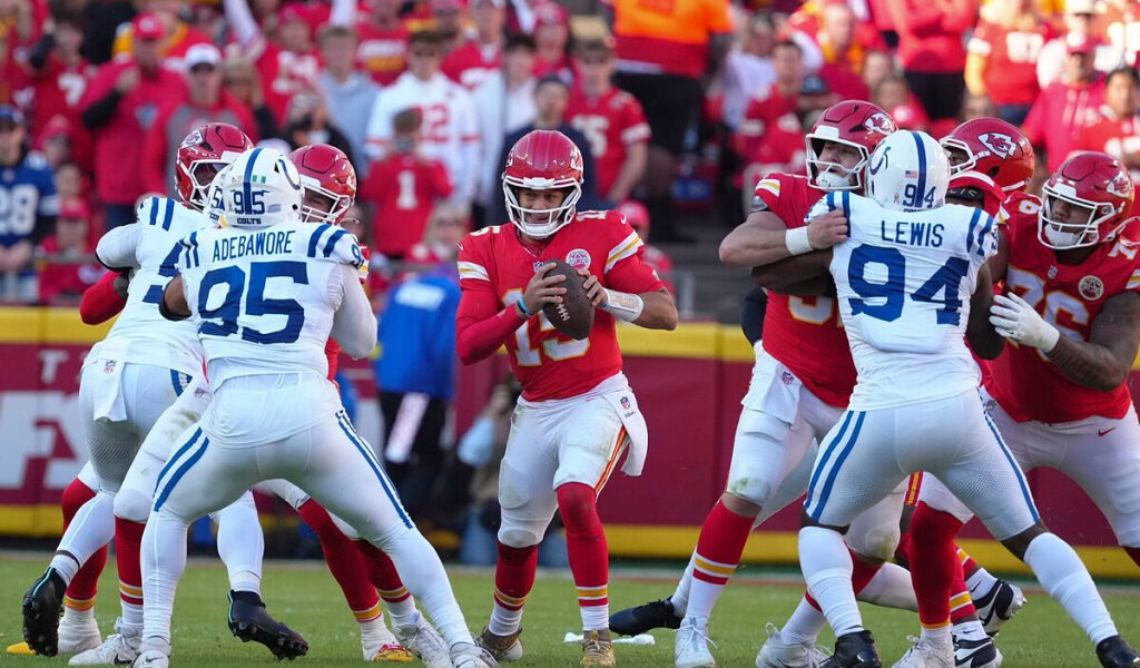 Patrick Mahomes y los Chiefs se aferran a luchar y evitan derrota ante los Colts