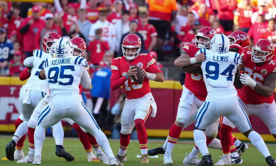 Patrick Mahomes y los Chiefs se aferran a luchar y evitan derrota ante los Colts