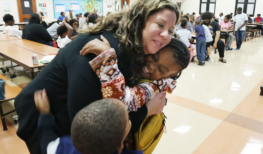 Un plan único de escuelas autónomas del Condado de Orange busca ganar el apoyo de los padres