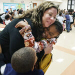 Un plan único de escuelas autónomas del Condado de Orange busca ganar el apoyo de los padres