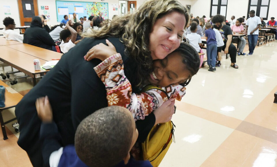 Un plan único de escuelas autónomas del Condado de Orange busca ganar el apoyo de los padres