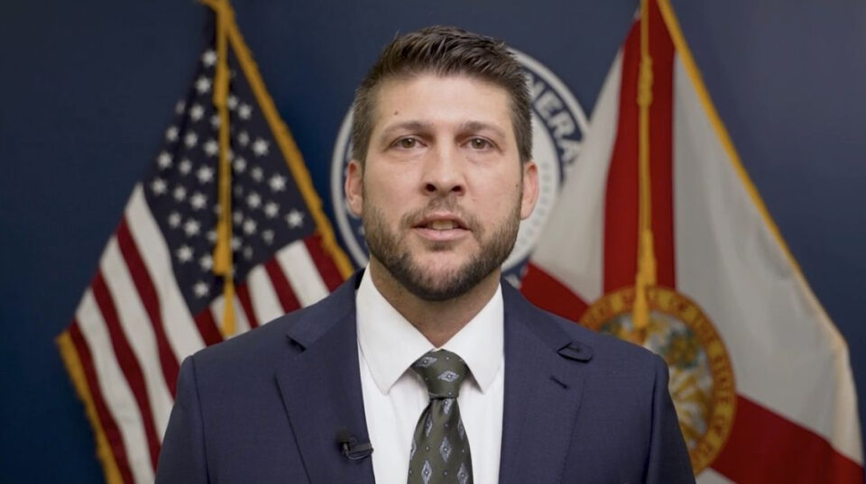 Florida escala guerra política contra California y exige bloquear su agenda energética