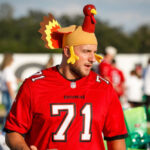 La línea ofensiva de los Bucs reparte comidas de Acción de Gracias a las familias