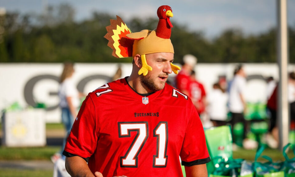 La línea ofensiva de los Bucs reparte comidas de Acción de Gracias a las familias