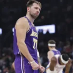Dónde y cómo ver en vivo y gratis Los Angeles Lakers vs. Dallas Mavericks hoy: TV y streaming online del partido de la NBA 2025 | Sporting News Argentina