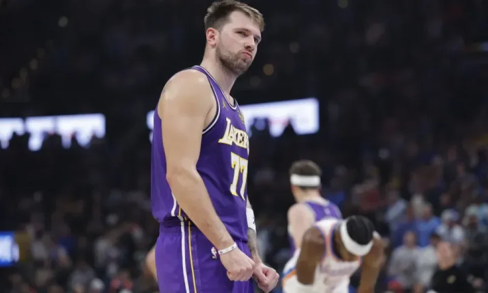 Dónde y cómo ver en vivo y gratis Los Angeles Lakers vs. Dallas Mavericks hoy: TV y streaming online del partido de la NBA 2025 | Sporting News Argentina