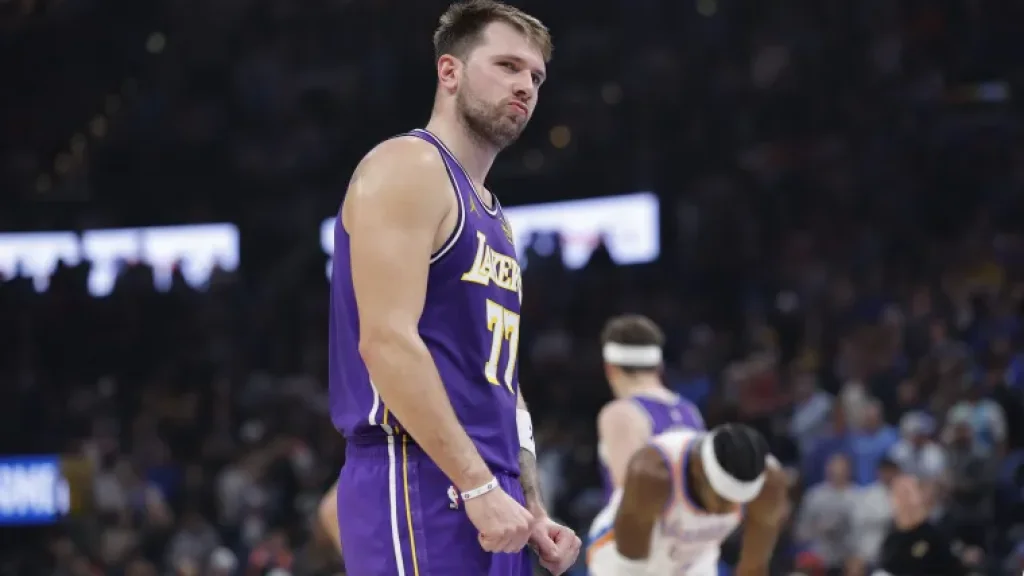 Dónde y cómo ver en vivo y gratis Los Angeles Lakers vs. Dallas Mavericks hoy: TV y streaming online del partido de la NBA 2025 | Sporting News Argentina
