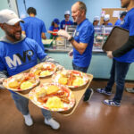 Orlando Magic sirve el 33º desayuno anual de Acción de Gracias en un refugio para personas sin hogar