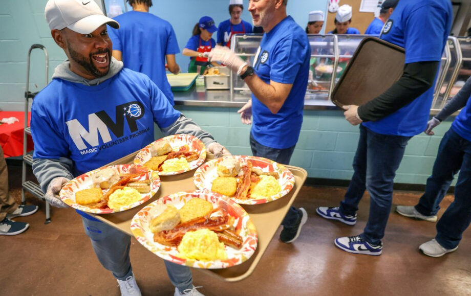 Orlando Magic sirve el 33º desayuno anual de Acción de Gracias en un refugio para personas sin hogar