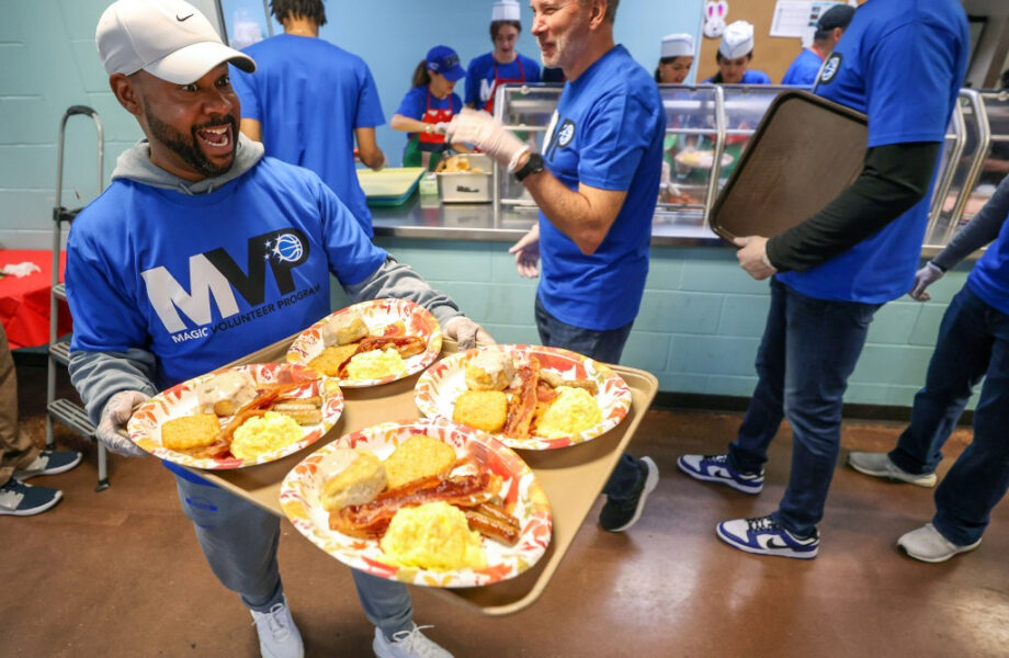 Orlando Magic sirve el 33º desayuno anual de Acción de Gracias en un refugio para personas sin hogar