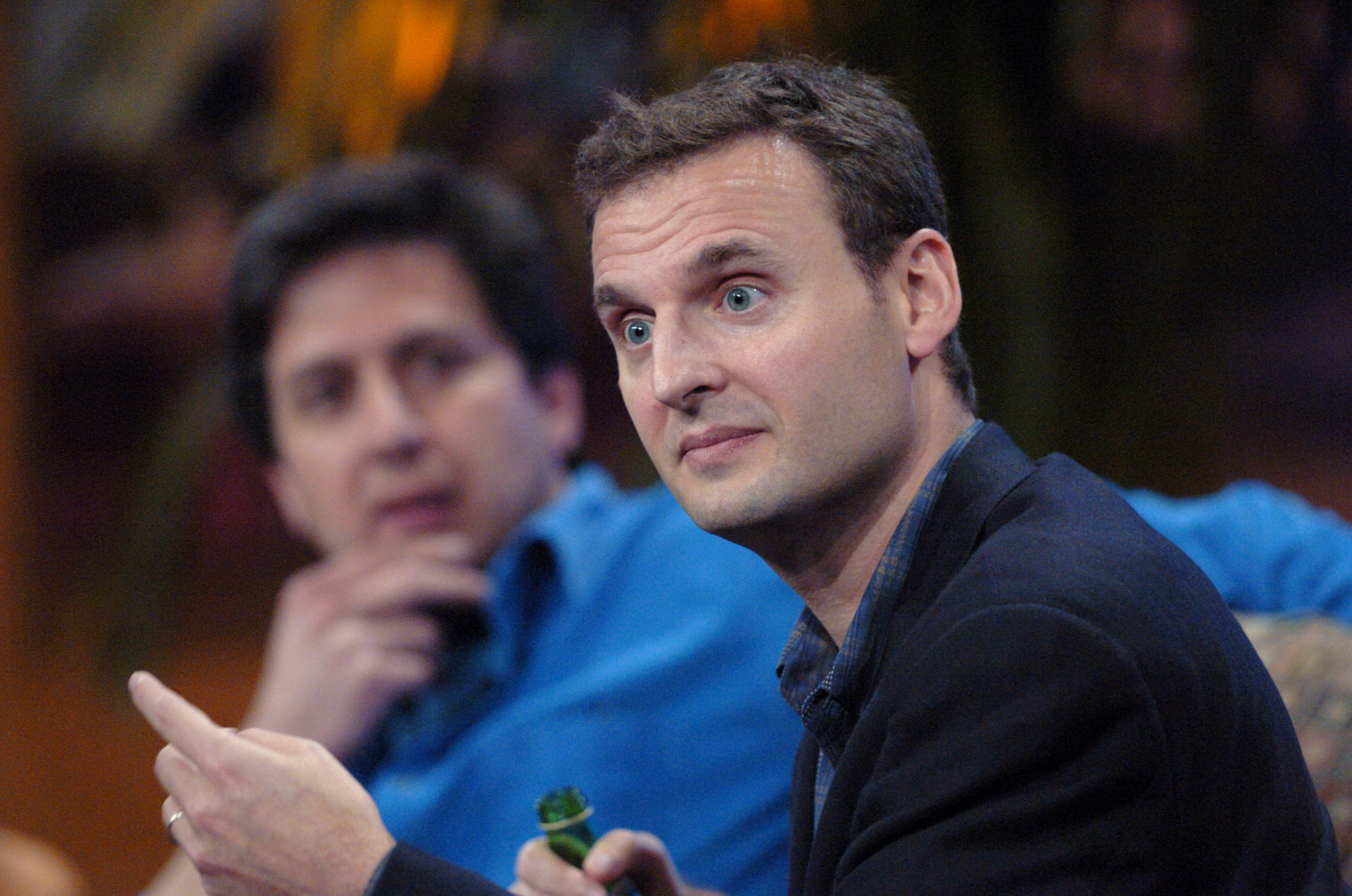 El productor ejecutivo Phil Rosenthal, a la derecha, y la estrella de la serie Ray Romano aparecen en una