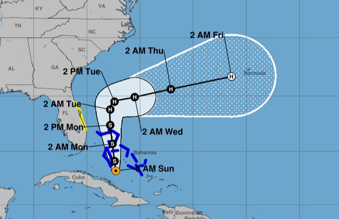 El huracán Imelda avanzó hacia el mar cuando los vientos del huracán Humberto se apoderaron de él. (Cortesía del NHC)