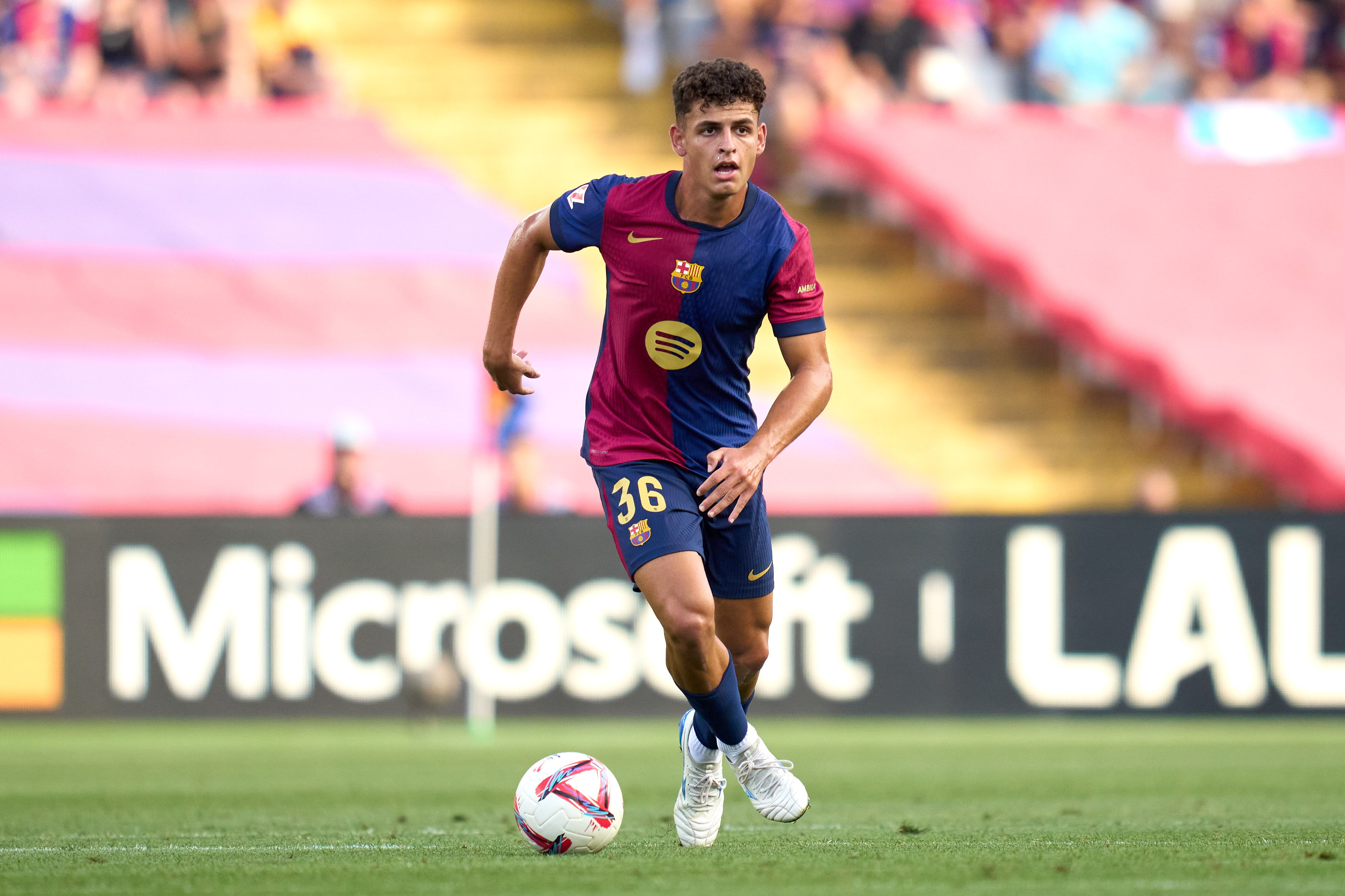 Un central a la antigua usanza, contundente y con un físico espectacular. Es evidente que todavía está muy verde, pero siempre ha dado la cara cuando se le ha necesitado.