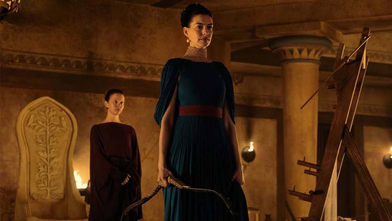 Mia Goth y Anne Hathaway en 'La Odisea'. La primera da vida a Melantho y la segunda a Penélope