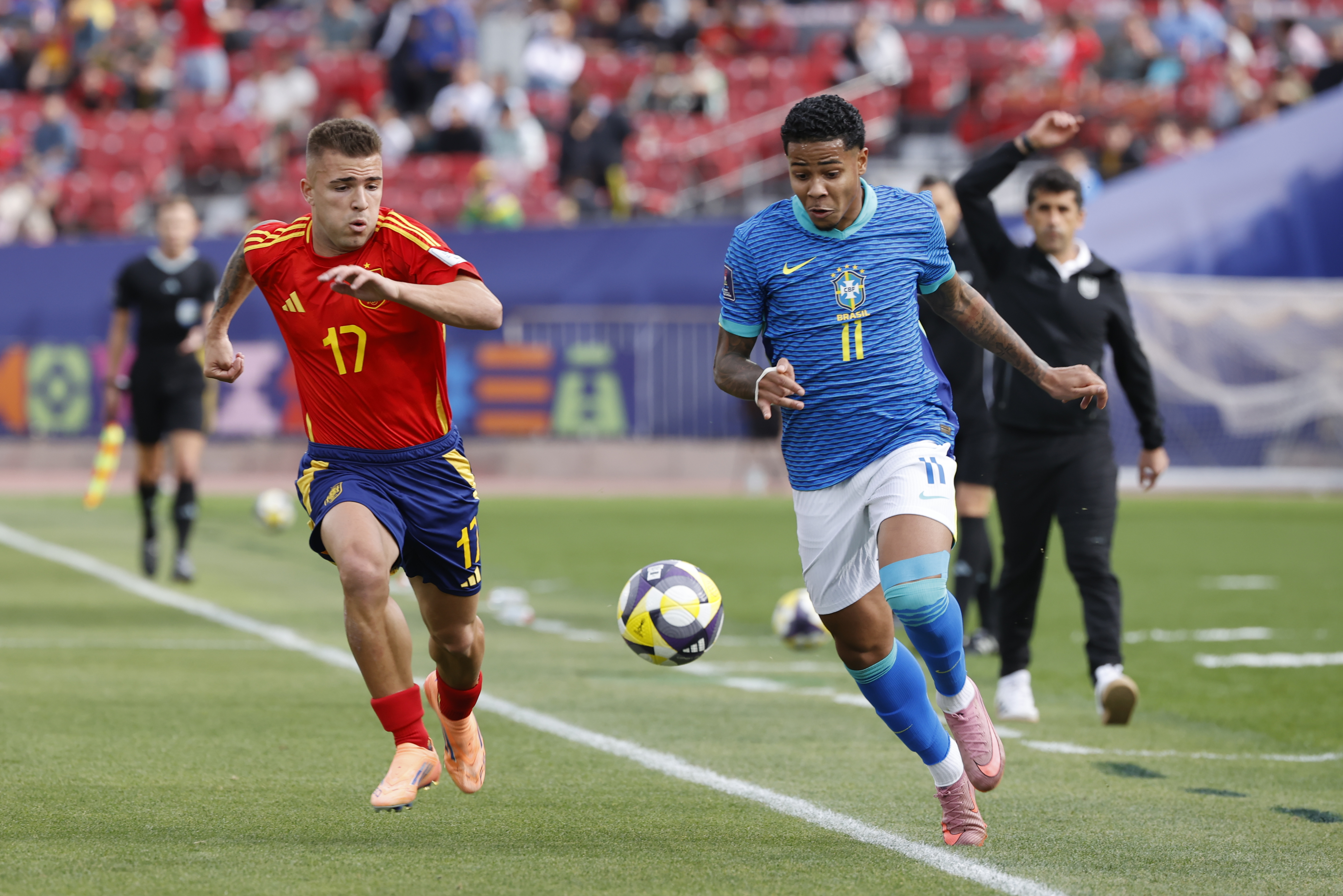 AME5039. SANTIAGO (CHILE), 04/10/2025.- Pablo García (i) de España disputa el balón con Wesley Gassova de Brasil este sábado, en un partido del grupo C de la Copa Mundial Sub-20 entre España y Brasil en el estadio Nacional Julio Martínez Prádanos, en Santiago (Chile). EFE/ Elvis González