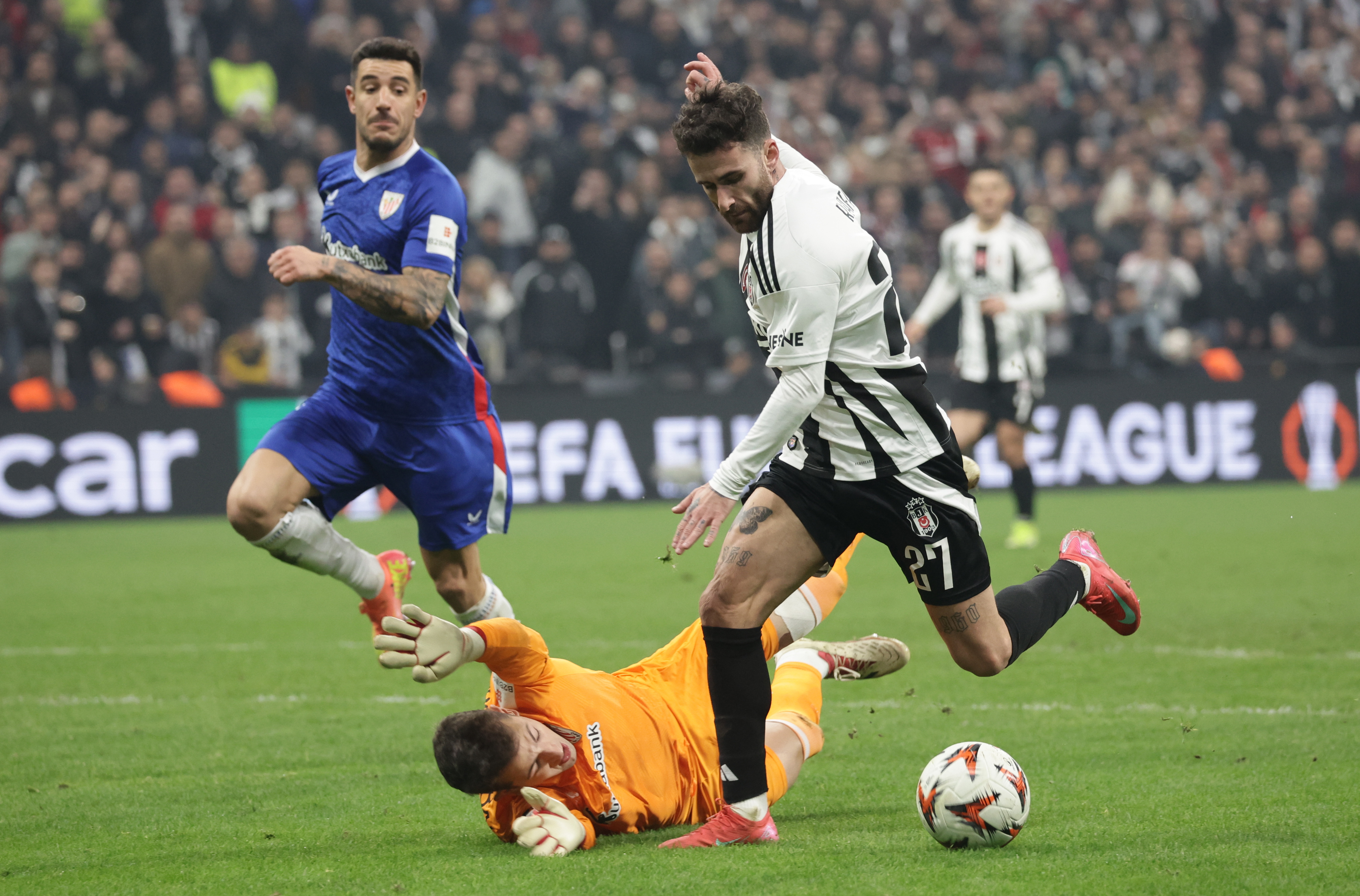 Istanbul (Turkey), 22/01/2025.- Besiktas' Rafa Silva (R) in action against Athletic Club Bilbao's goalkeeper Julen Agirrezabala (down) during the UEFA Europa League soccer match between Besiktas JK and Athletic Club Bilbao, in Istanbul, Turkey, 22 January 2025. (Turquía, Estanbul) EFE/EPA/ERDEM SAHIN
