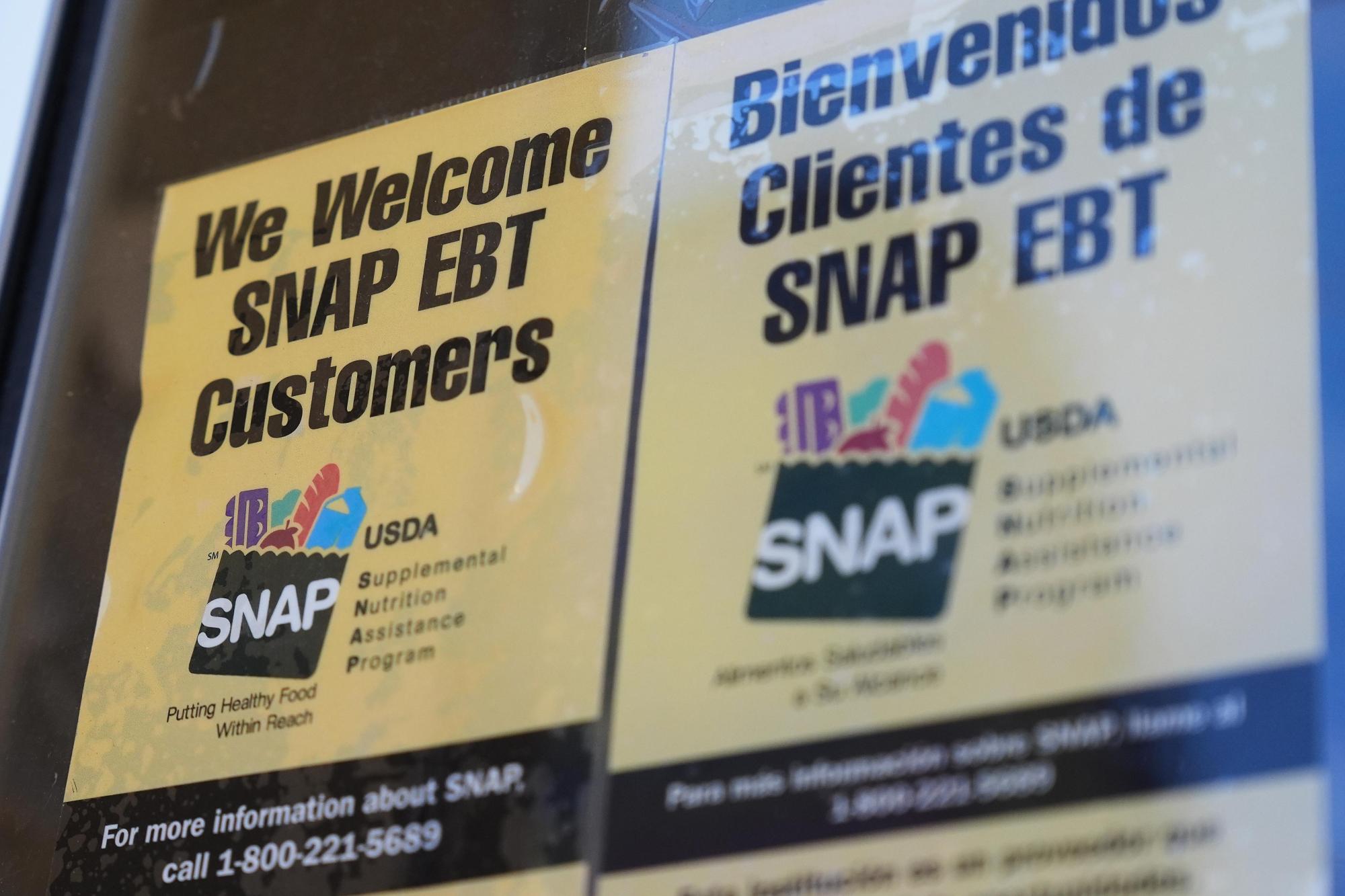 Un letrero de información SNAP EBT se muestra afuera de una tienda de conveniencia
