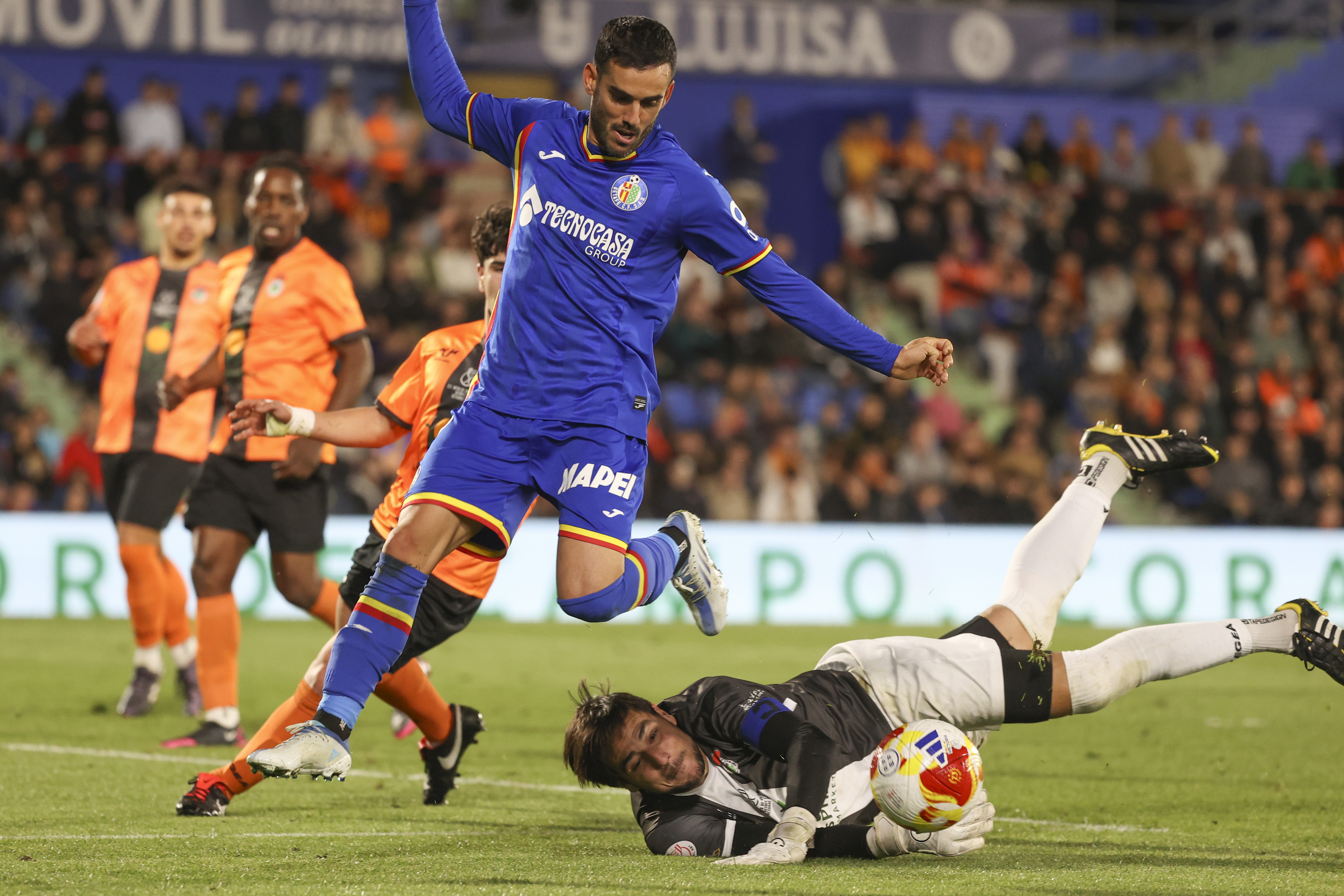 GETAFE, 28/10/2025.- El delantero del Getafe Juanmi (i) disputa un balón con el guardameta del Valdemoro Busy (d) durante el partido de la primera ronda de la Copa del Rey que disputan el CF Inter de Valdemoro y el Getafe CF, en el Coliseum de Getafe. EFE/Víctor Lerena
