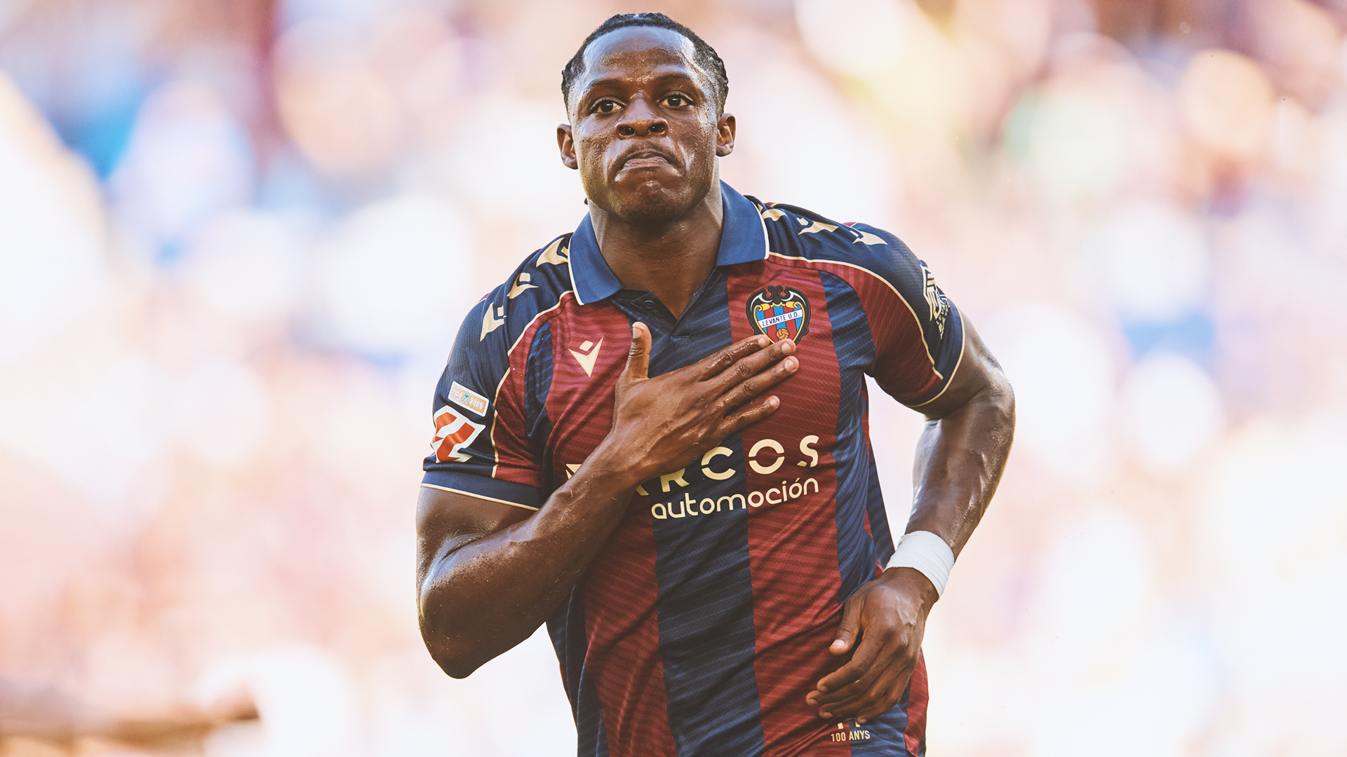 La Premier mira a Etta Eyong