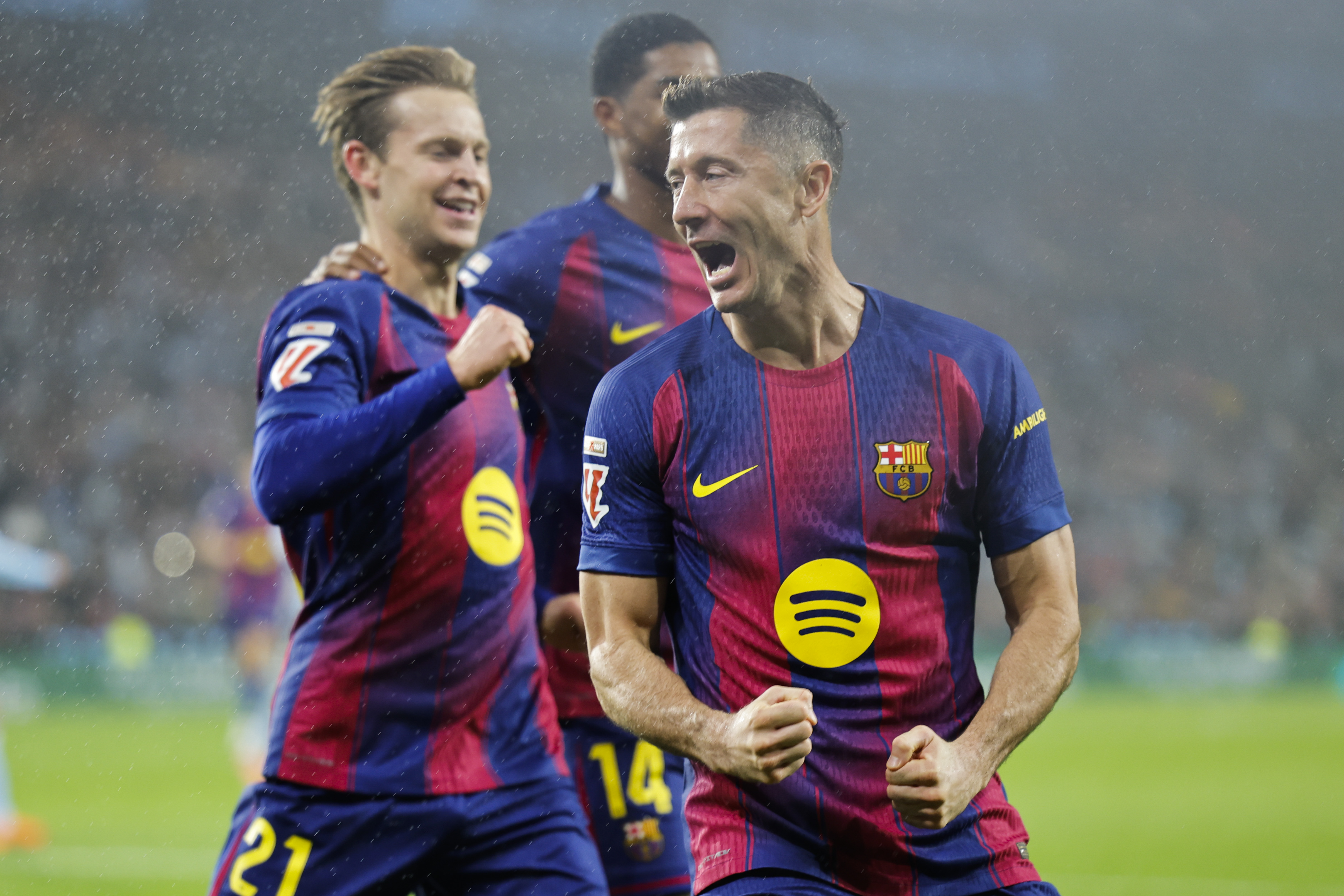 VIGO, 09/11/2025.- El delantero polaco del FC Barcelona, Robert Lewandowski, celebra el primer gol del equipo blaugrana durante el encuentro correspondiente a la jornada 12 de Laliga EA Sports que disputan hoy domingo Celta y FC Barcelona en el estadio de Balaidos, en la capital gallega. EFE / Lavandeira.
