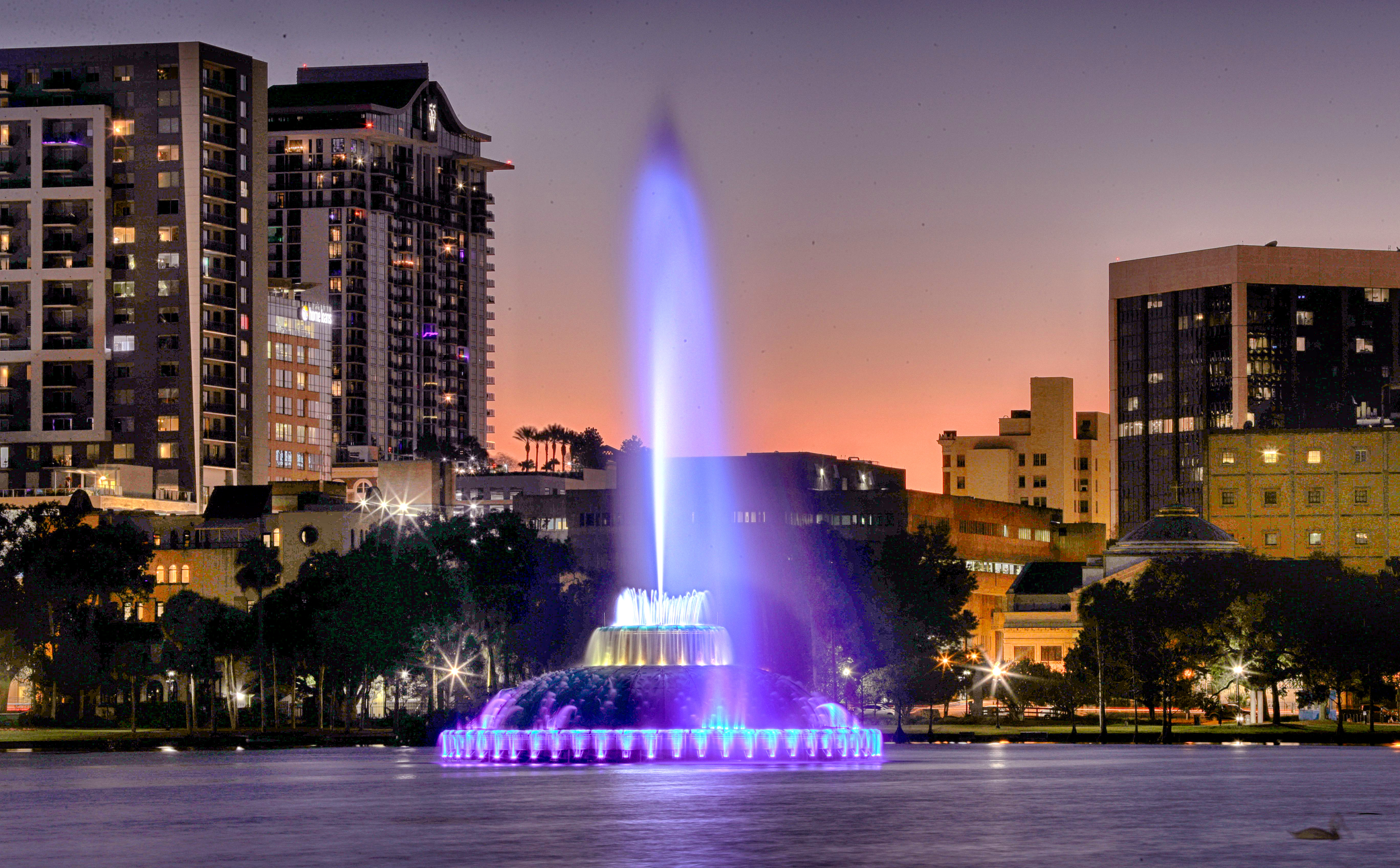 La fuente del lago Eola ilumina el horizonte de Orlando. Carolina del Sur y Florida lideraron el crecimiento demográfico del país en 2023, informa la Oficina del Censo. (Joe Burbank/Orlando Sentinel)