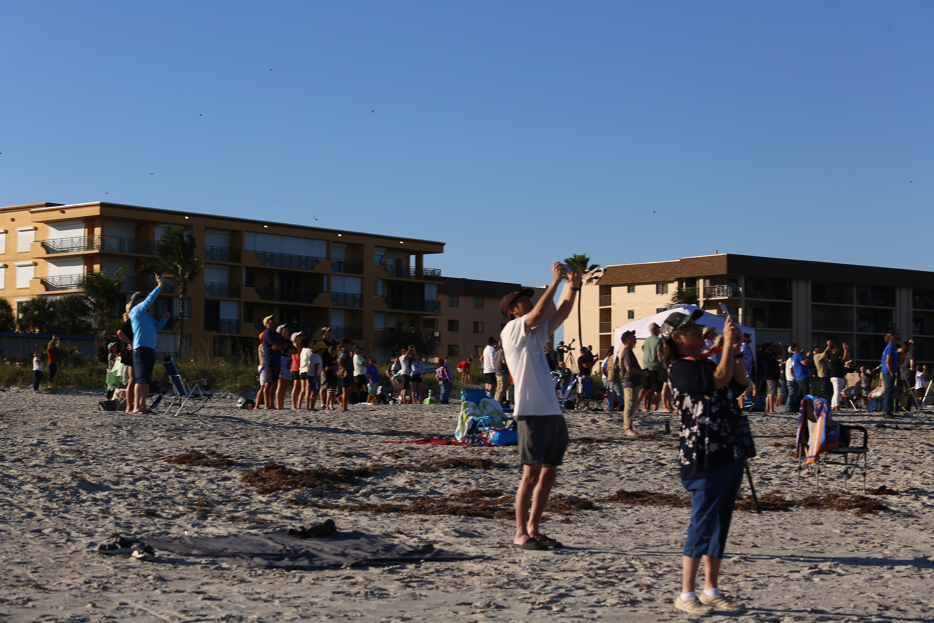 Multitudes se reúnen en la playa adyacente al parque Cherie Down de Cabo Cañaveral para ver el lanzamiento del cohete New Glenn de Blue Origin en la misión NG-2 desde el Complejo de Lanzamiento 36 de la Estación de la Fuerza Espacial de Cabo Cañaveral el jueves 13 de noviembre de 2025. (Richard Tribou/Orlando Sentinel)