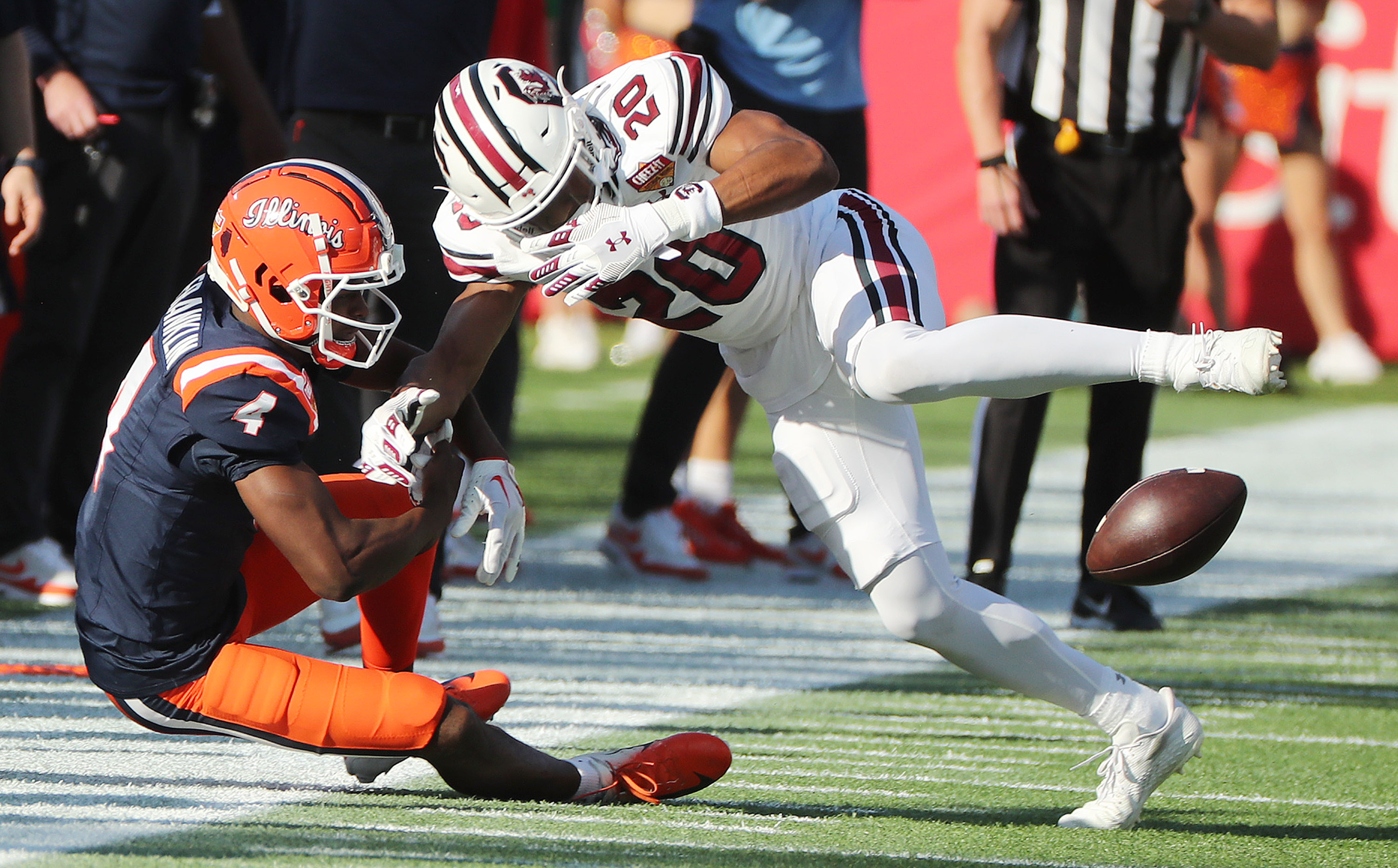 El juez Collier (20), defensivo de Carolina del Sur, es llamado por interferencia de pase mientras golpea el balón lejos del receptor de Illinois Zakhari Franklin (4) durante el juego Cheez-It Citrus Bowl de Carolina del Sur contra Illinois en el Camping World Stadium en Orlando el martes 31,2024 de diciembre. (Stephen M. Dowell/Orlando Sentinel)