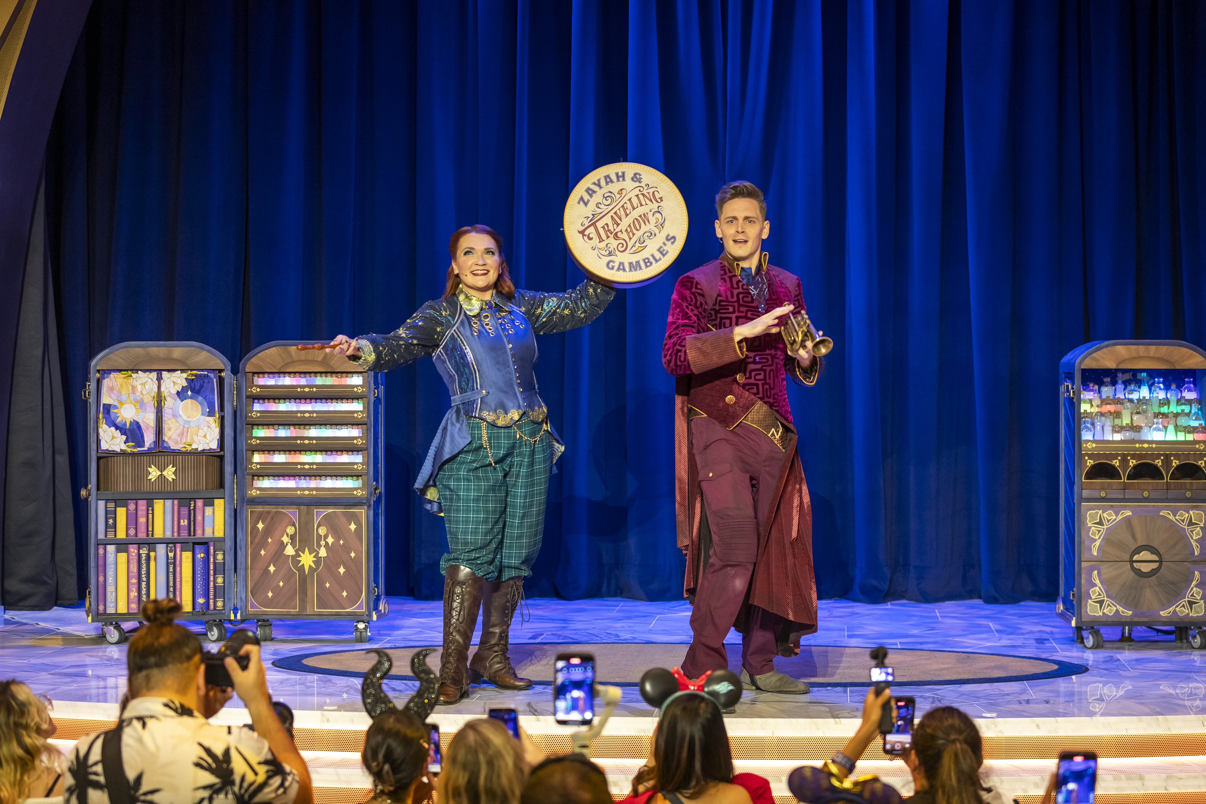 Los narradores viajeros Zayah y Gamble comparten una historia de héroes y villanos a bordo del Disney Destiny, el nuevo barco clase Wish de Disney Cruise Line, el 10 de noviembre de 2025. (Patrick Connolly/Orlando Sentinel)