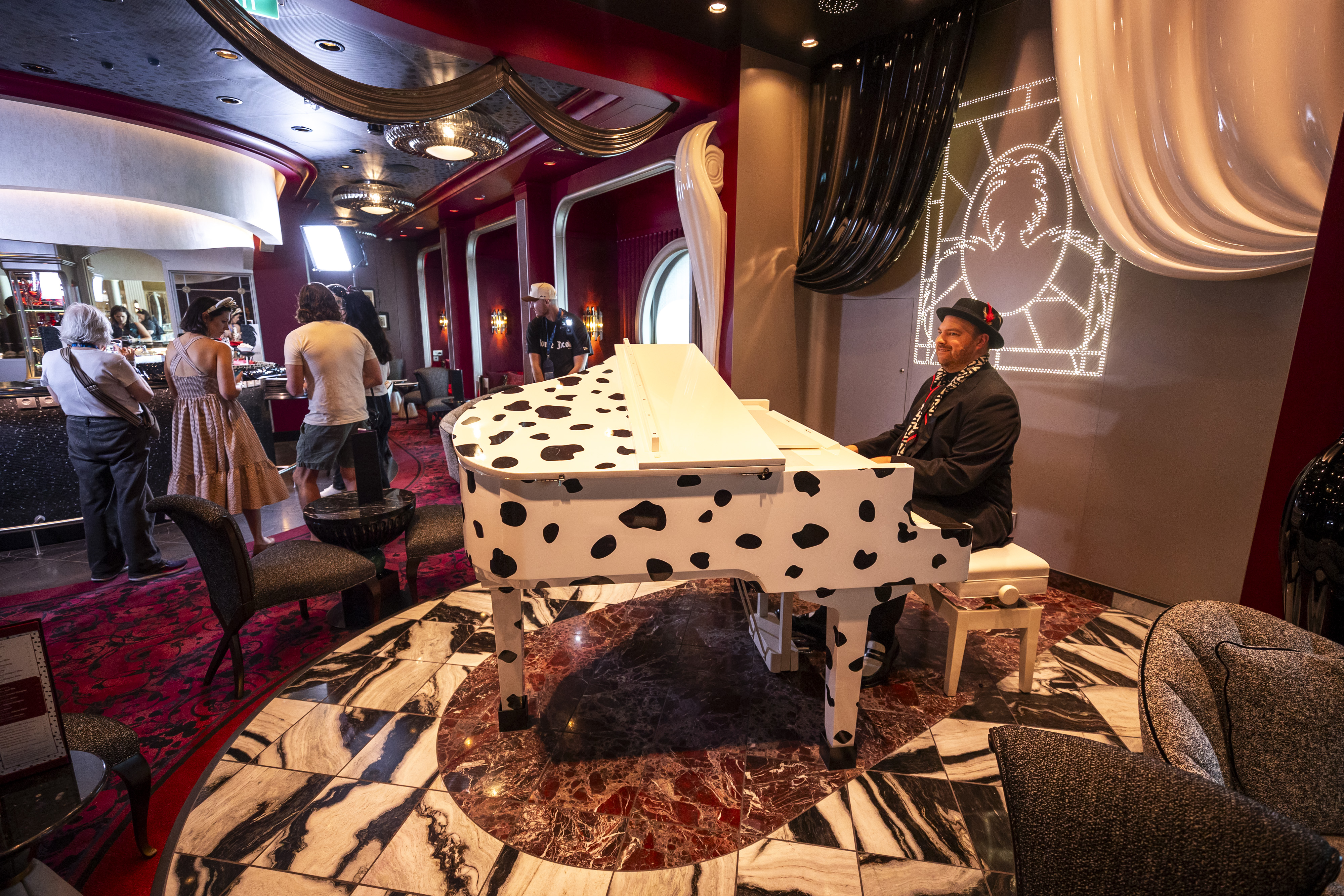 De Vil's es un salón de piano solo para adultos que sirve cócteles temáticos a bordo del Disney Destiny el 10 de noviembre de 2025. (Patrick Connolly/Orlando Sentinel)