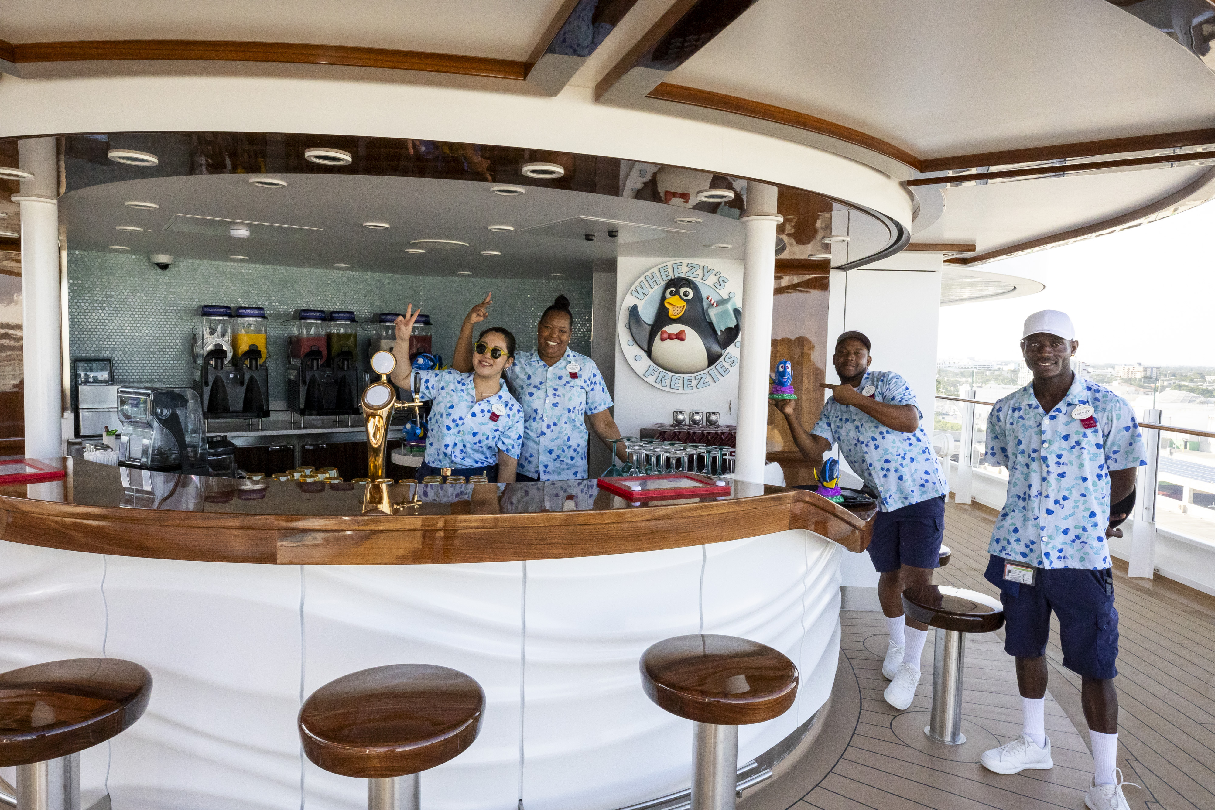 Wheezy's Freezies es un espacio para bebidas heladas en las cubiertas superiores a bordo del Disney Destiny, el nuevo barco clase Wish de Disney Cruise Line, el 10 de noviembre de 2025. (Patrick Connolly/Orlando Sentinel)
